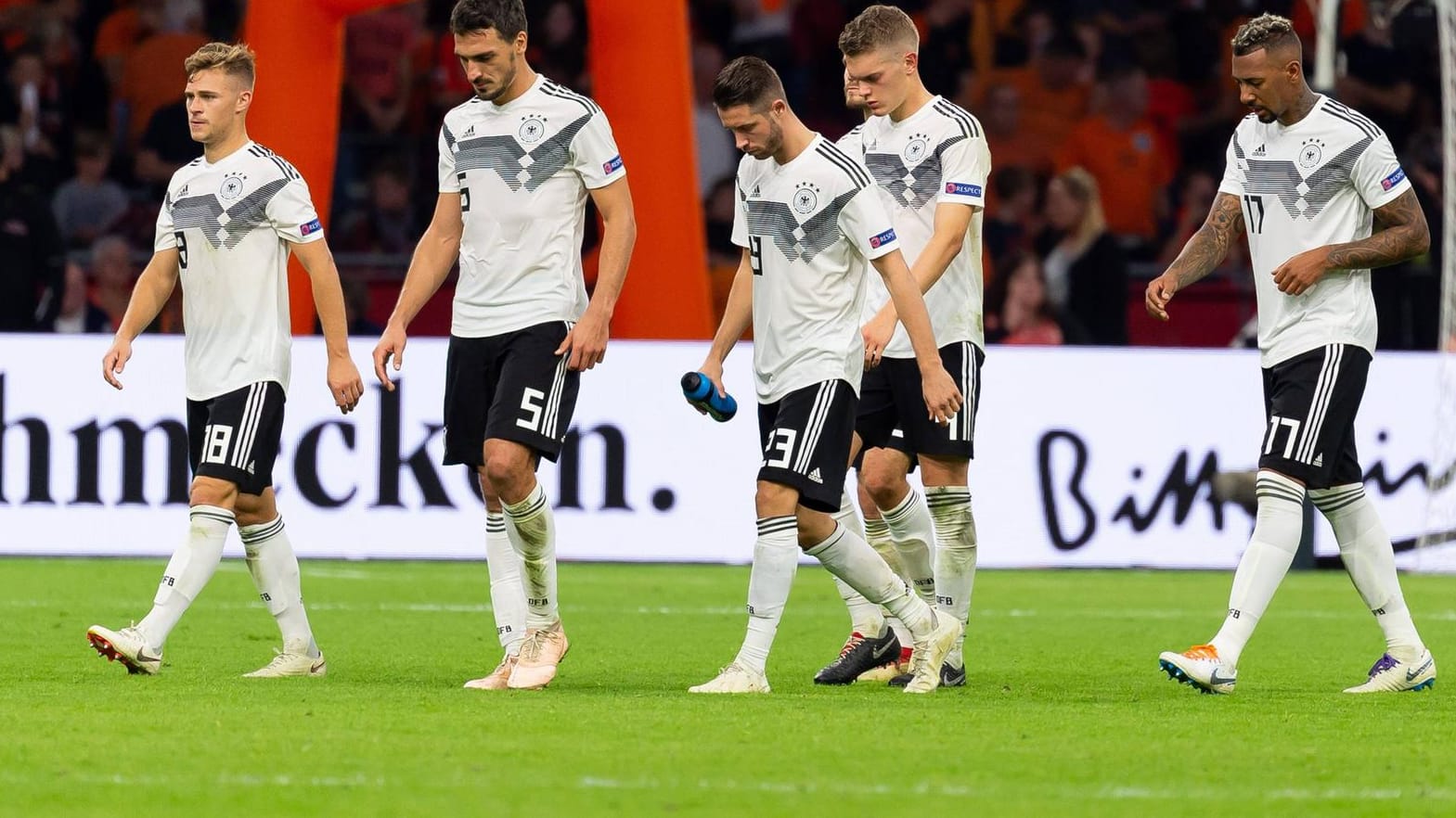 Enttäuscht: Die deutschen Nationalspieler nach der deutlichen Niederlage gegen die Niederlande.