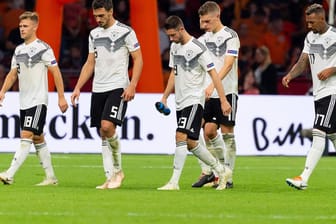 Enttäuscht: Die deutschen Nationalspieler nach der deutlichen Niederlage gegen die Niederlande.