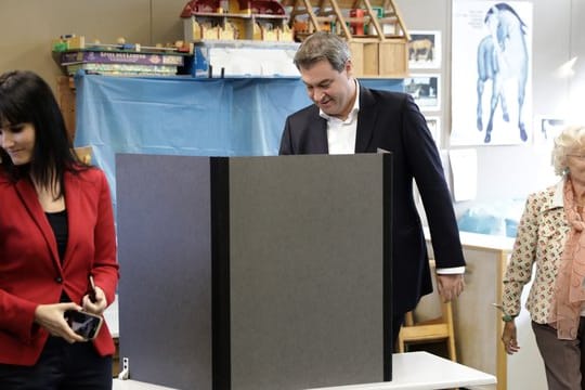 Ministerpräsident Markus Söder (CSU) gibt seine Stimme ab.