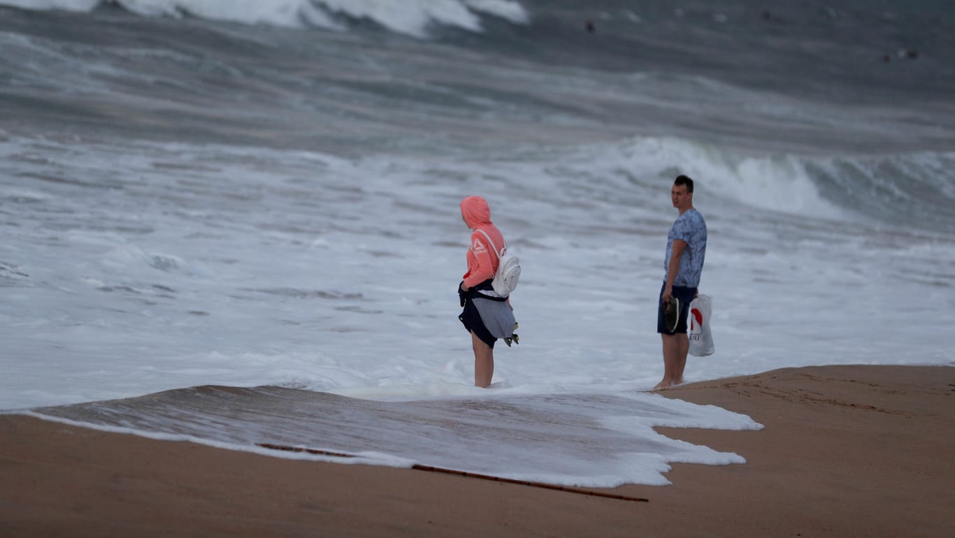 Paar am Strand von Carcavelos, Portugal: In der Nacht hat Sturm "Leslie" die Küste erreicht und Böen von 100 km/h gebracht.