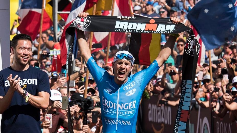 Patrick Lange: Der deutsche Triathlet feiert seine erfolgreiche Titelverteidigung beim Ironman auf Hawaii.