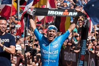 Patrick Lange: Der deutsche Triathlet feiert seine erfolgreiche Titelverteidigung beim Ironman auf Hawaii.