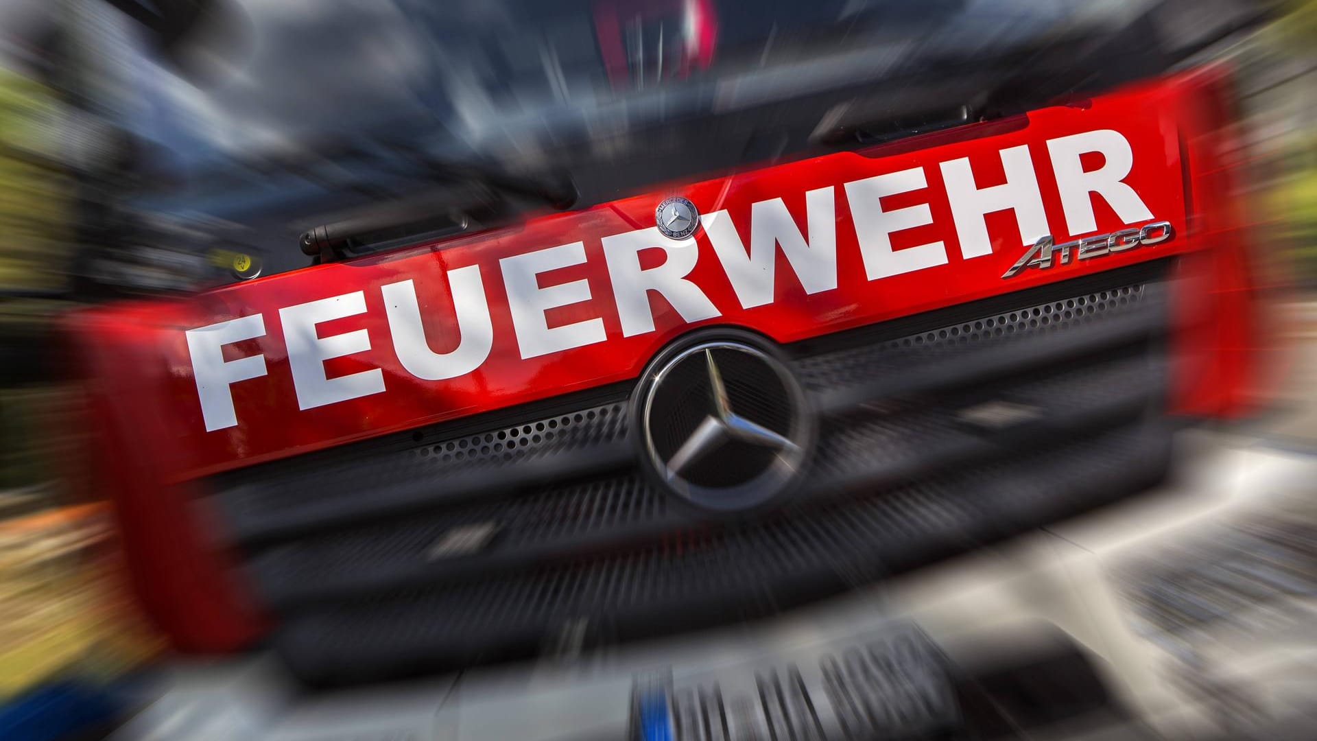 Ein Feuerwehrauto: Eine Achtjährige kam bei einem tragischen Unfall in Bayern ums Leben. (Symbolbild) Ein Feuerwehrauto: Eine Achtjährige kam bei einem tragischen Unfall in Bayern ums Leben. (Symbolbild)