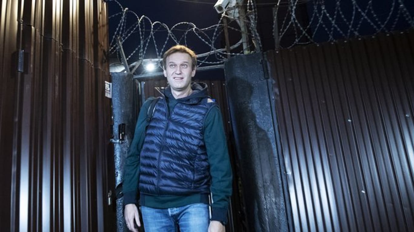 Alexej Nawalny verlässt das Moskauer Gefängnis nach 20-Tägiger Gefangenschaft.