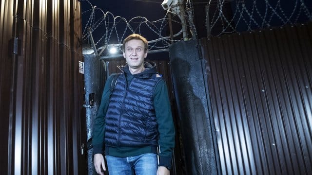 Alexej Nawalny verlässt das Moskauer Gefängnis nach 20-Tägiger Gefangenschaft. Alexej Nawalny verlässt das Moskauer Gefängnis nach 20-Tägiger Gefangenschaft.
