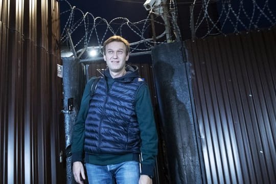 Alexej Nawalny verlässt das Moskauer Gefängnis nach 20-Tägiger Gefangenschaft.