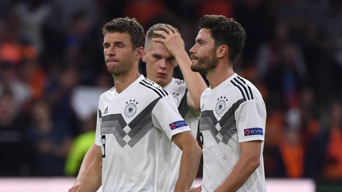 Enttäuschung nach Abpfiff: Die deutschen Nationalspieler Müller, Ginter und Hector (v.l.) nach der Pleite gegen die Niederlande.