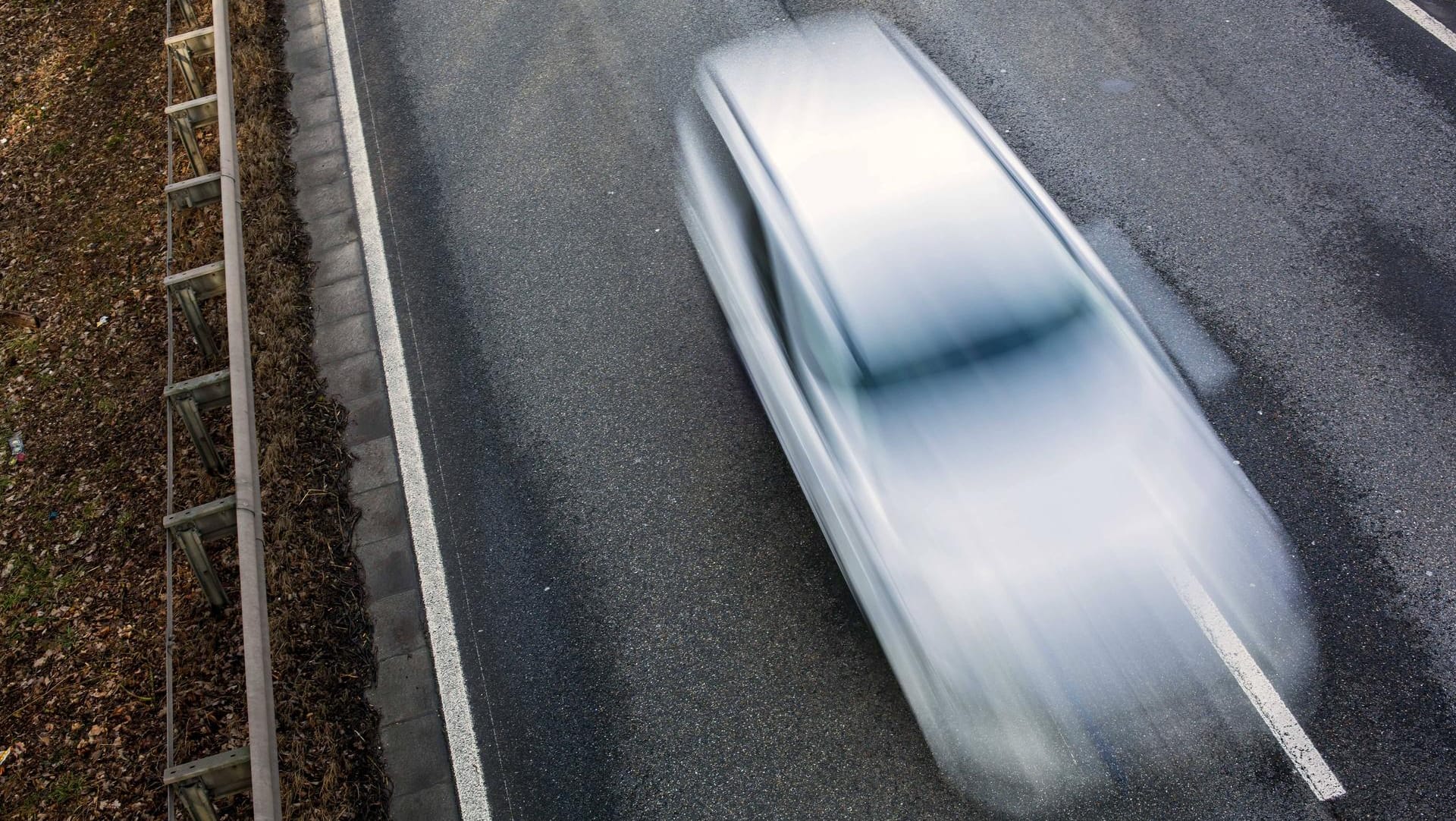 Ein rasendes Auto: Ein Mädchen wurde bei dem Unfall getötet, ein kleiner Junge schwer verletzt. (Symbolbild) Ein rasendes Auto: Ein Mädchen wurde bei dem Unfall getötet, ein kleiner Junge schwer verletzt. (Symbolbild)
