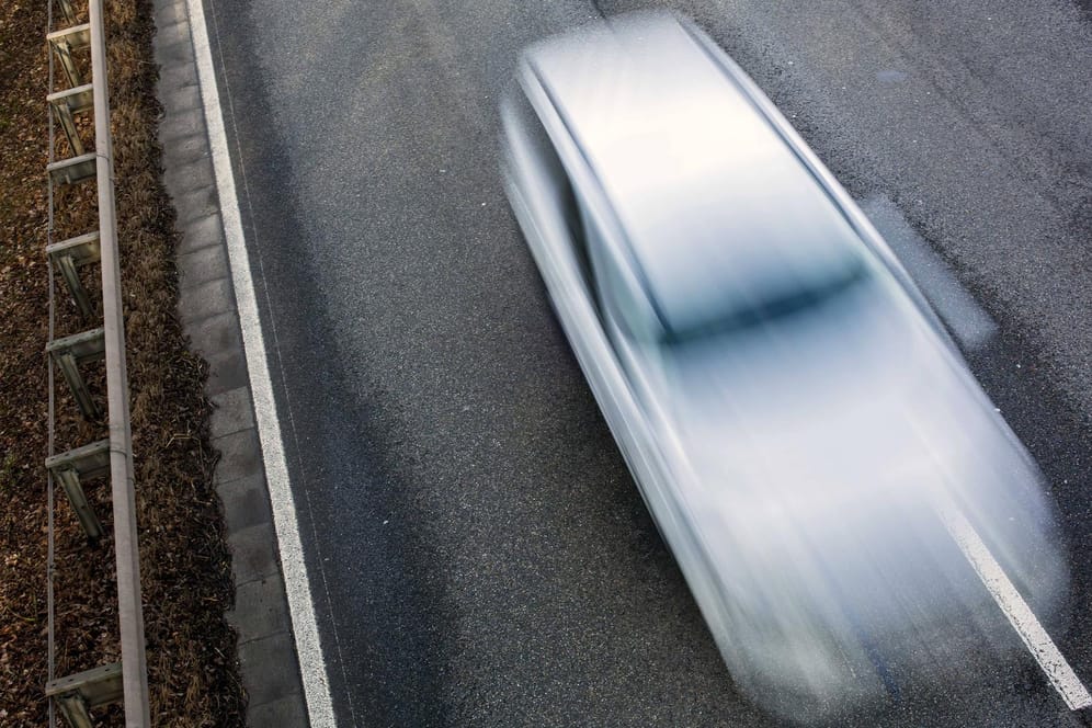 Ein rasendes Auto: Ein Mädchen wurde bei dem Unfall getötet, ein kleiner Junge schwer verletzt. (Symbolbild)
