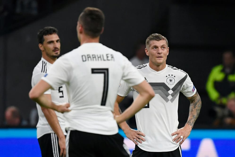 Wirken ratlos: Die deutschen Nationalspieler Mats Hummels, Julian Draxler und Toni Kroos (v.l.).