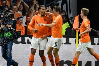 Niederlandes Torschütze Virgil van Dijk (l) jubelt nach dem Tor zum 1:0 mit seinen Mitspielern.