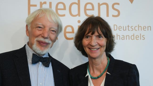 Jan Assmann, Ägyptologe und Kulturwissenschaftler, und seine Ehefrau Aleida, Literatur- und Kulturwissenschaftlerin, in der Paulskirche. Jan Assmann, Ägyptologe und Kulturwissenschaftler, und seine Ehefrau Aleida, Literatur- und Kulturwissenschaftlerin, in der Paulskirche.