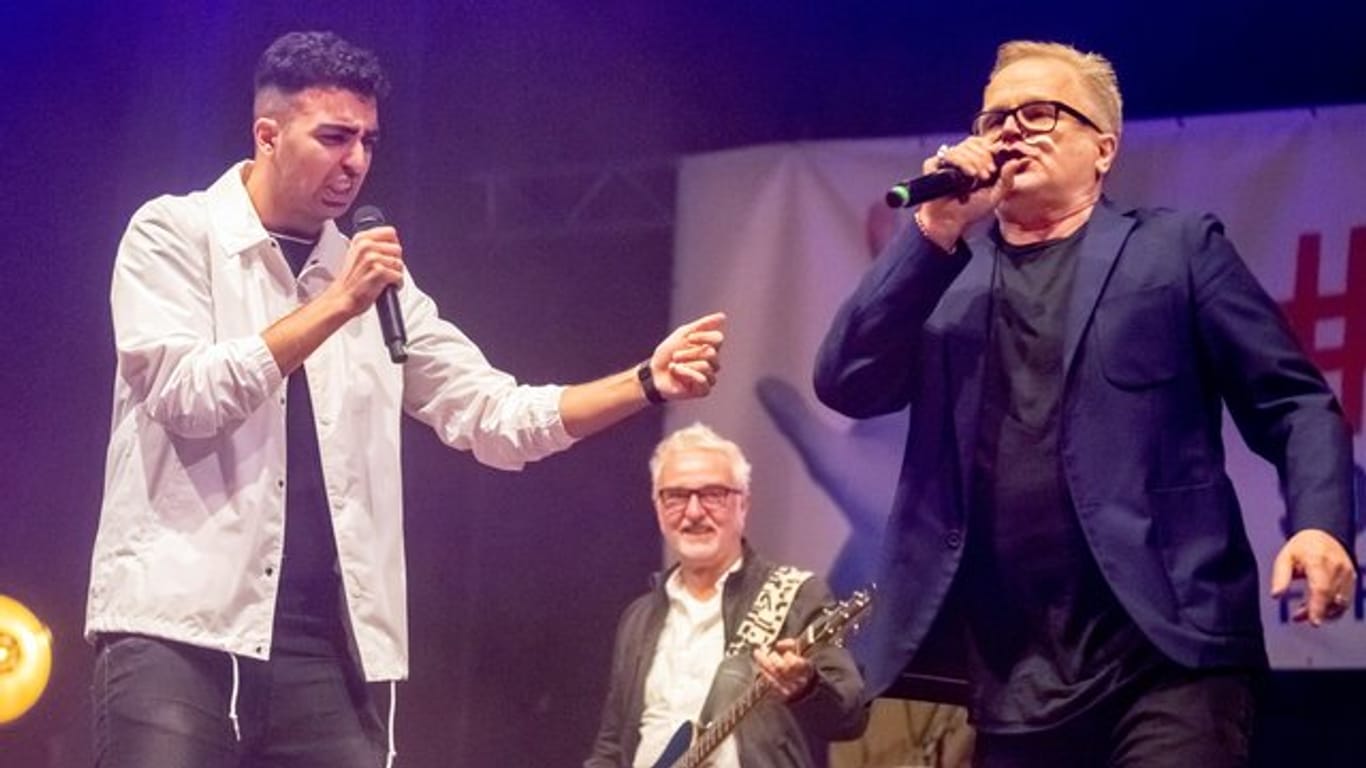 Herbert Grönemeyer (r) trat zusammen mit dem Sänger Andac Berkan Akbiyik alias BRKN (l) bei der Demonstration gegen Rassismus und Rechtsruck auf.