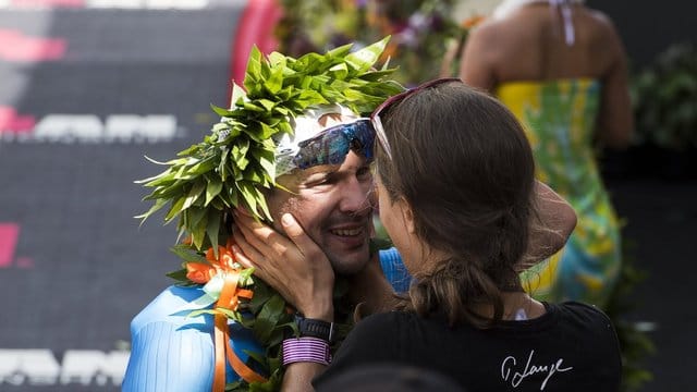 Patrick Lange und seine Freundin nach Langes Ankunft im Ziel. Patrick Lange und seine Freundin nach Langes Ankunft im Ziel.