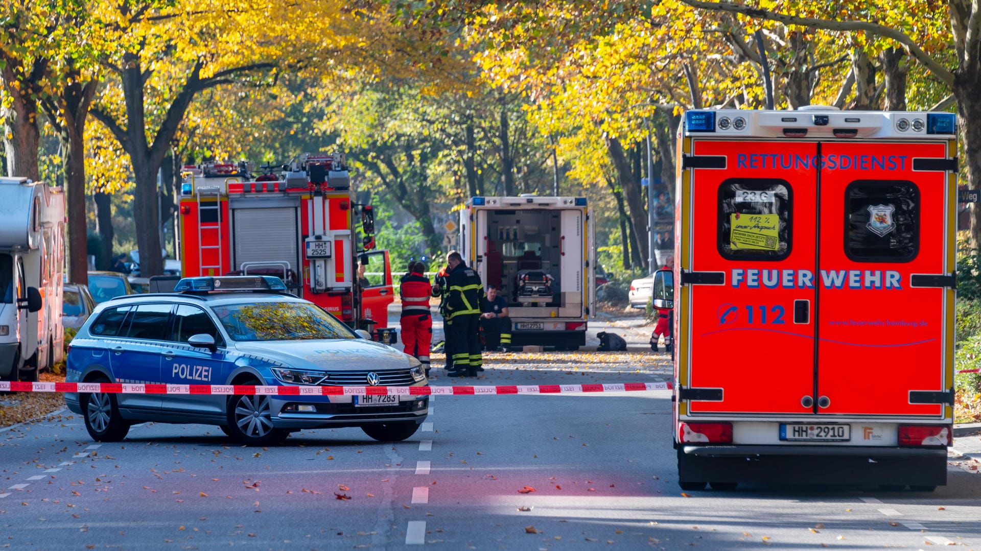 Großeinsatz in Hamburg-Wandsbek: Ein Spezialkommando konnte den Mann überwältigen und festnehmen, der sich in seiner Wohnung verschanzt hatte. Großeinsatz in Hamburg-Wandsbek: Ein Spezialkommando konnte den Mann überwältigen und festnehmen, der sich in seiner Wohnung verschanzt hatte.