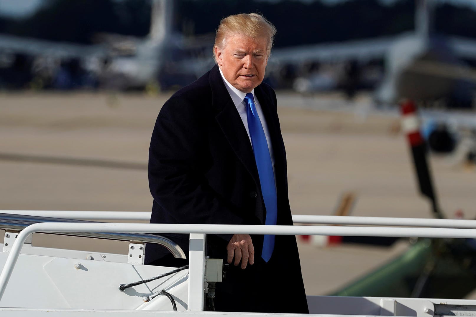 US-Präsident Donald Trump steigt in die "Air Force One": Trump geht von einer Tötung des saudischen Regimekritikers Chaschukdschi aus.