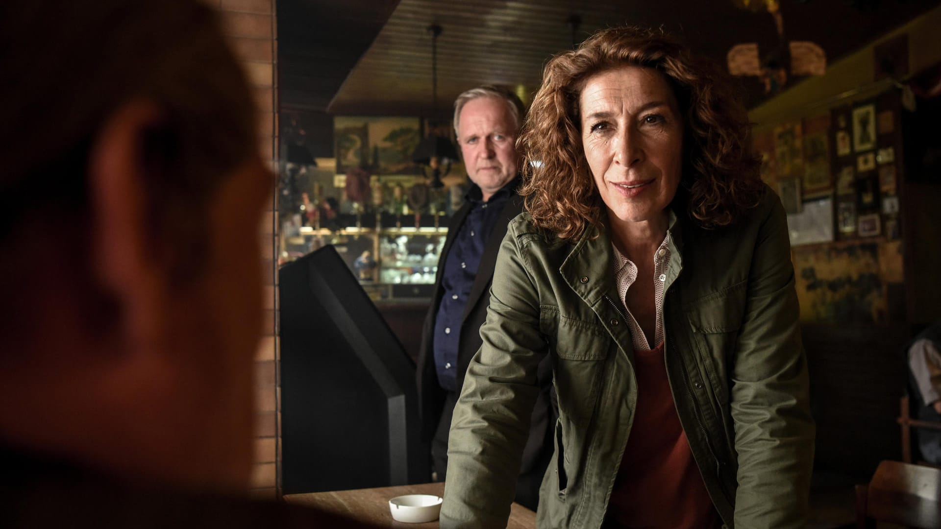 Kneipenbraun: Im düsteren Milieu ermitteln die Wiener Moritz Eisner (Harald Krassnitzer) und Bibi Fellner (Adele Neuhauser) in der "Tatort"-Folge "Her mit der Marie".