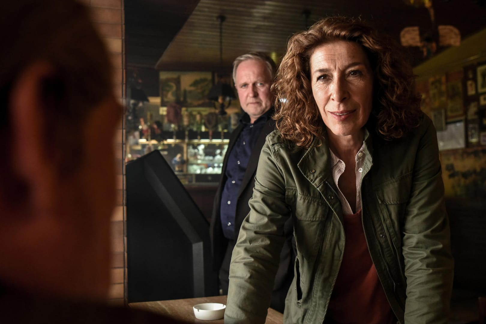 Kneipenbraun: Im düsteren Milieu ermitteln die Wiener Moritz Eisner (Harald Krassnitzer) und Bibi Fellner (Adele Neuhauser) in der "Tatort"-Folge "Her mit der Marie".