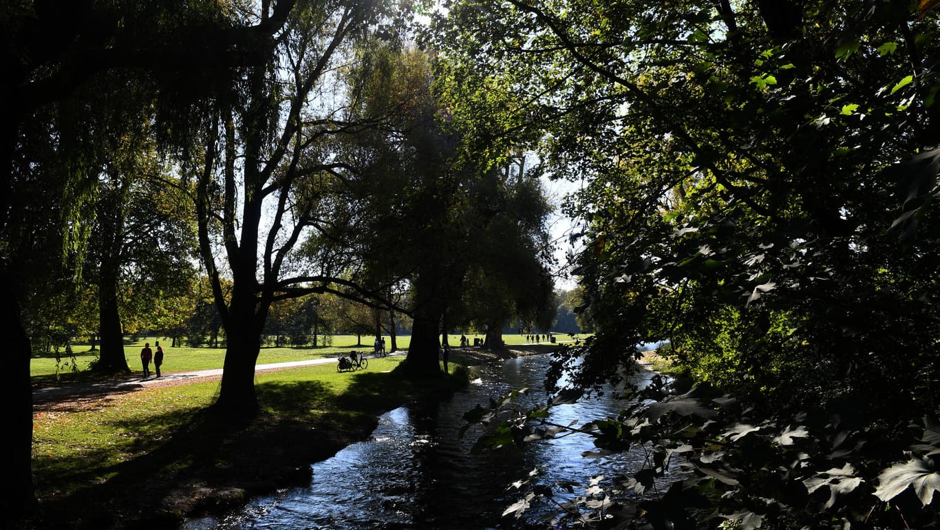 München: Der Eisbach fließt bei schönstem Sonnenschein und warmen Temperaturen durch den Englischen Garten. Sommerliches Wetter ist am Wahlwochenende in der Landeshauptstadt vorherrschend.