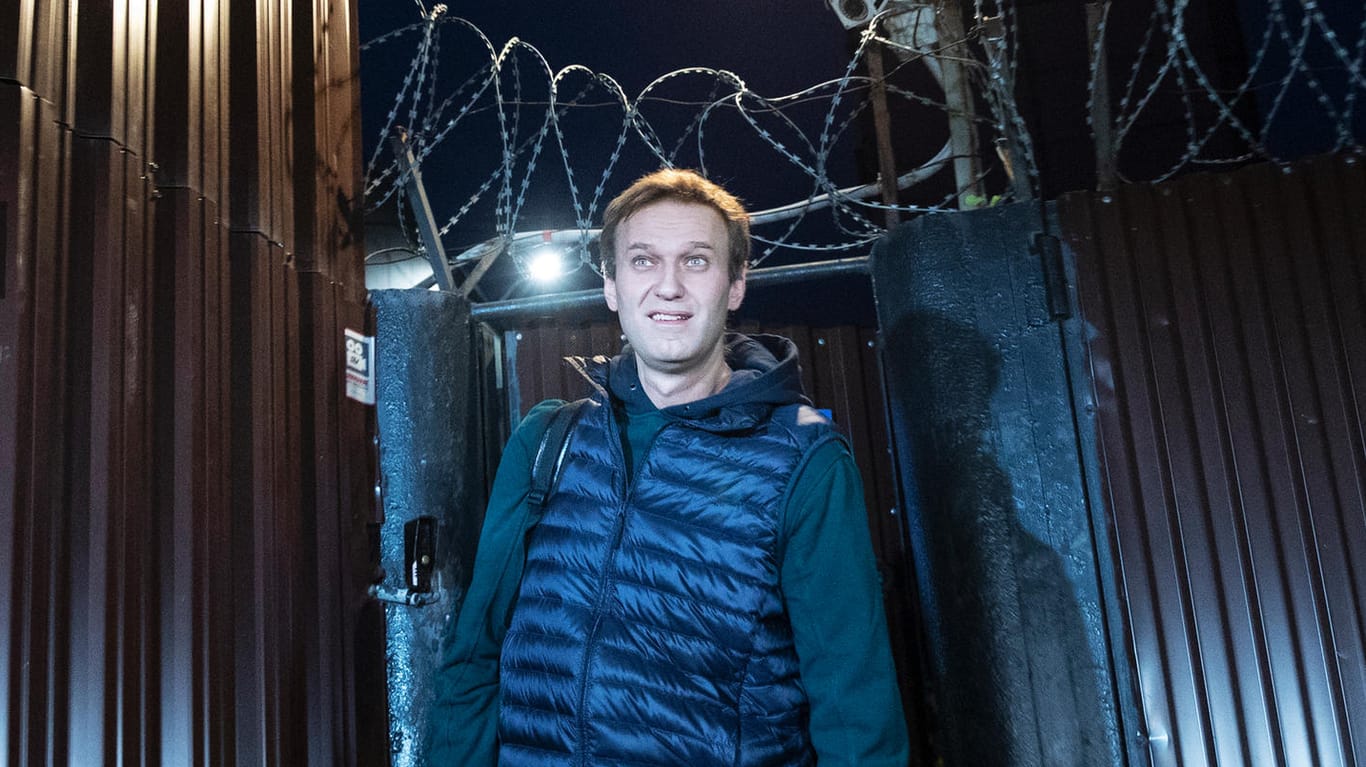 Der russische Kremlkritiker Alexej Nawalny verlässt ein Gefangenenlager: Er kommt damit nach 20-Tägiger Gefangenschaft frei.