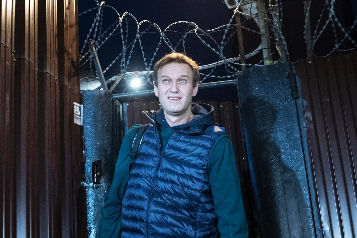 Der russische Kremlkritiker Alexej Nawalny verlässt ein Gefangenenlager: Er kommt damit nach 20-Tägiger Gefangenschaft frei.