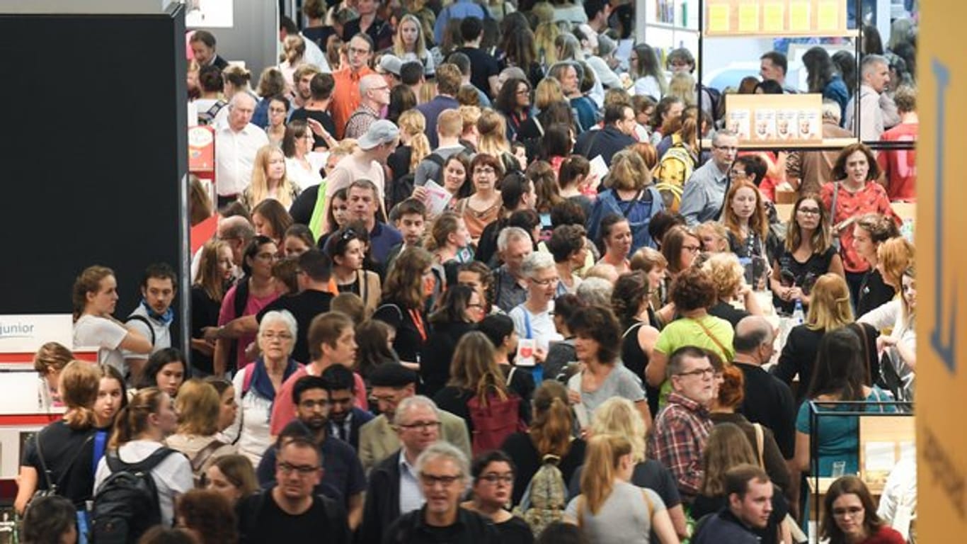 Besuchermassen strömten am ersten Publikumstag auf der Frankfurter Buchmesse an den Verlagsständen vorbei.