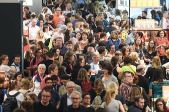 Besuchermassen strömten am ersten Publikumstag auf der Frankfurter Buchmesse an den Verlagsständen vorbei.