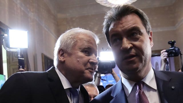 Horst Seehofer und Markus Söder unterhalten sich im Landtag.