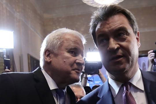 Horst Seehofer und Markus Söder unterhalten sich im Landtag.
