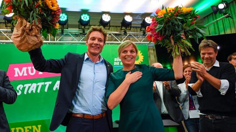 München: Die grünen Spitzenkandidaten Ludwig Hartmann und Katharina Schulze, sowie der Bundesvorsitzende Robert Habek jubeln im Landtag nach den ersten Wahlergebnissen.