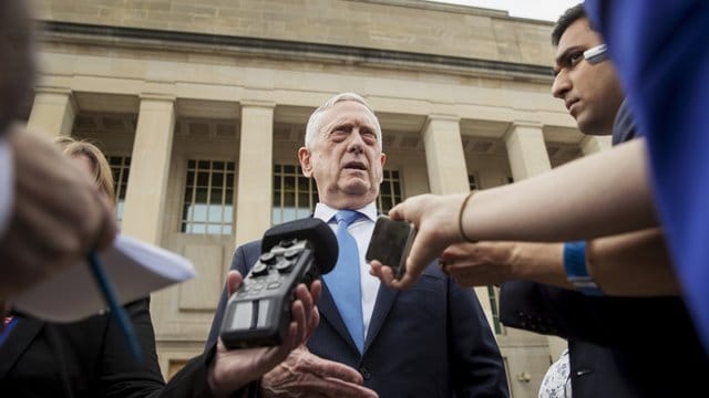 US-Präsident Trump hat Spekulationen um eine Ablösung von Verteidigungsminister Mattis angeheizt. US-Präsident Trump hat Spekulationen um eine Ablösung von Verteidigungsminister Mattis angeheizt.