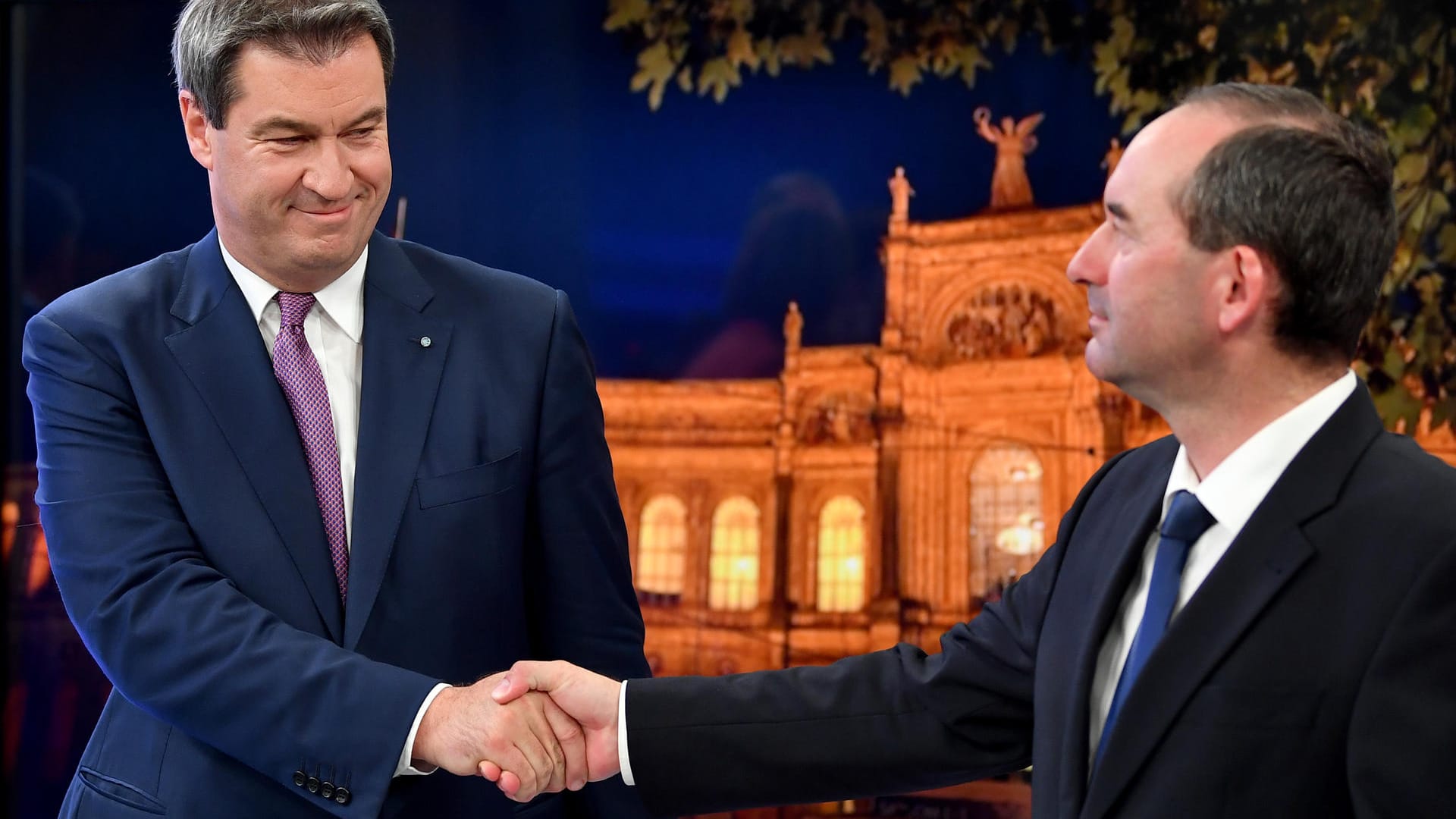 Hand darauf: Ministerpräsident Markus Söder und Freie-Wähler-Chef Hubert Aiwanger werden in den nächsten Tagen wohl häufiger miteinander sprechen.