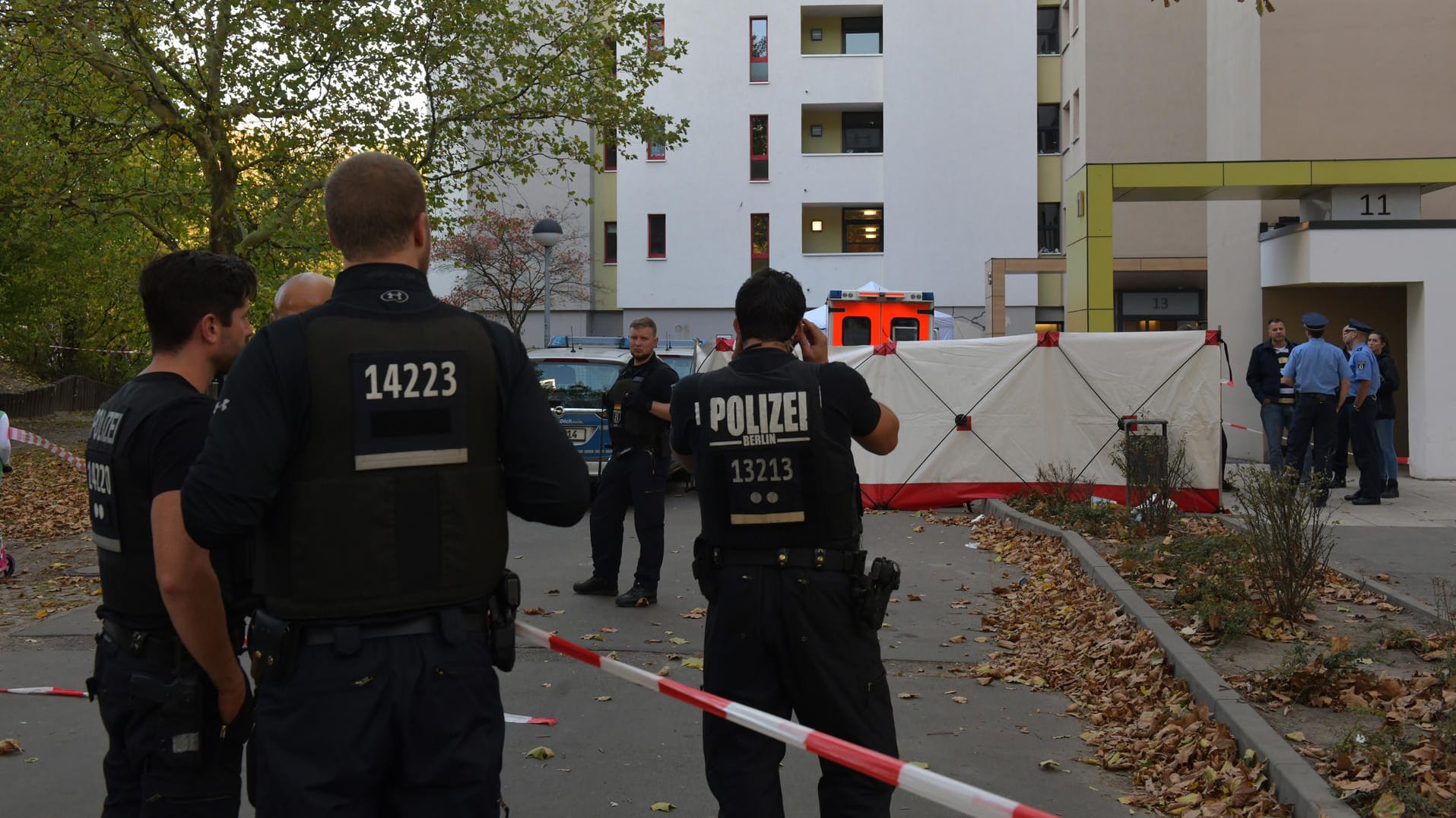 Polizisten stehen vor einem Hochhaus im Märkischen Viertel in Berlin. Dort wurde ein acht Jahre alter Junge auf seinem Fahrrad von einem Gegenstand getroffen und tödlich verletzt. Polizisten stehen vor einem Hochhaus im Märkischen Viertel in Berlin. Dort wurde ein acht Jahre alter Junge auf seinem Fahrrad von einem Gegenstand getroffen und tödlich verletzt.