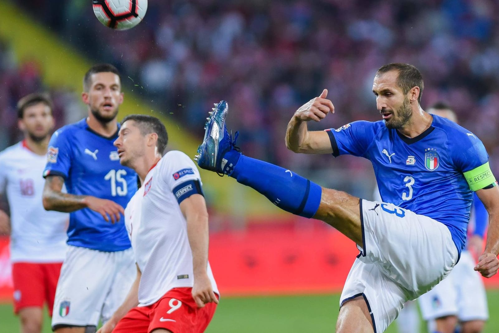 Giorgio Chiellini (r.) bleibt mit Italien in der A-Gruppe der Nations League. Robert Lewandowski muss mit Polen dagegen den bitteren Gang in die B-Gruppe antreten.