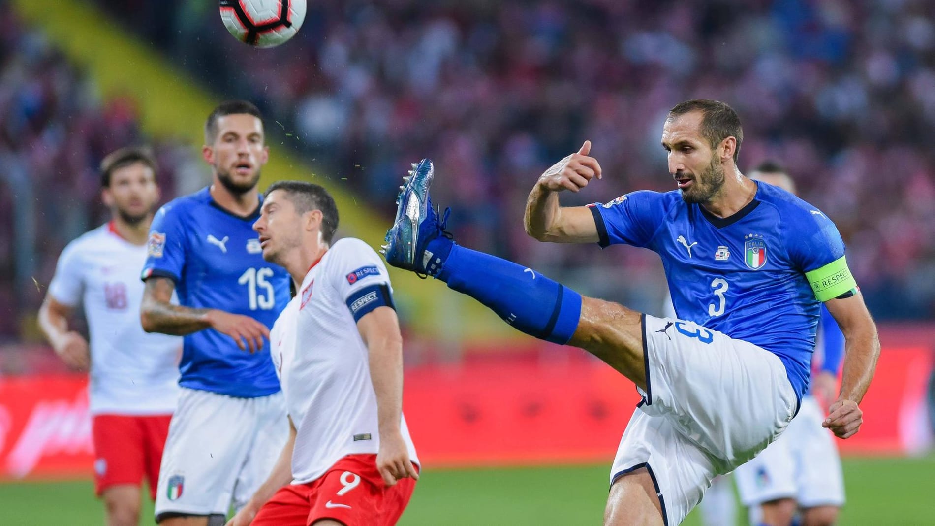 Giorgio Chiellini (r.) bleibt mit Italien in der A-Gruppe der Nations League. Robert Lewandowski muss mit Polen dagegen den bitteren Gang in die B-Gruppe antreten.