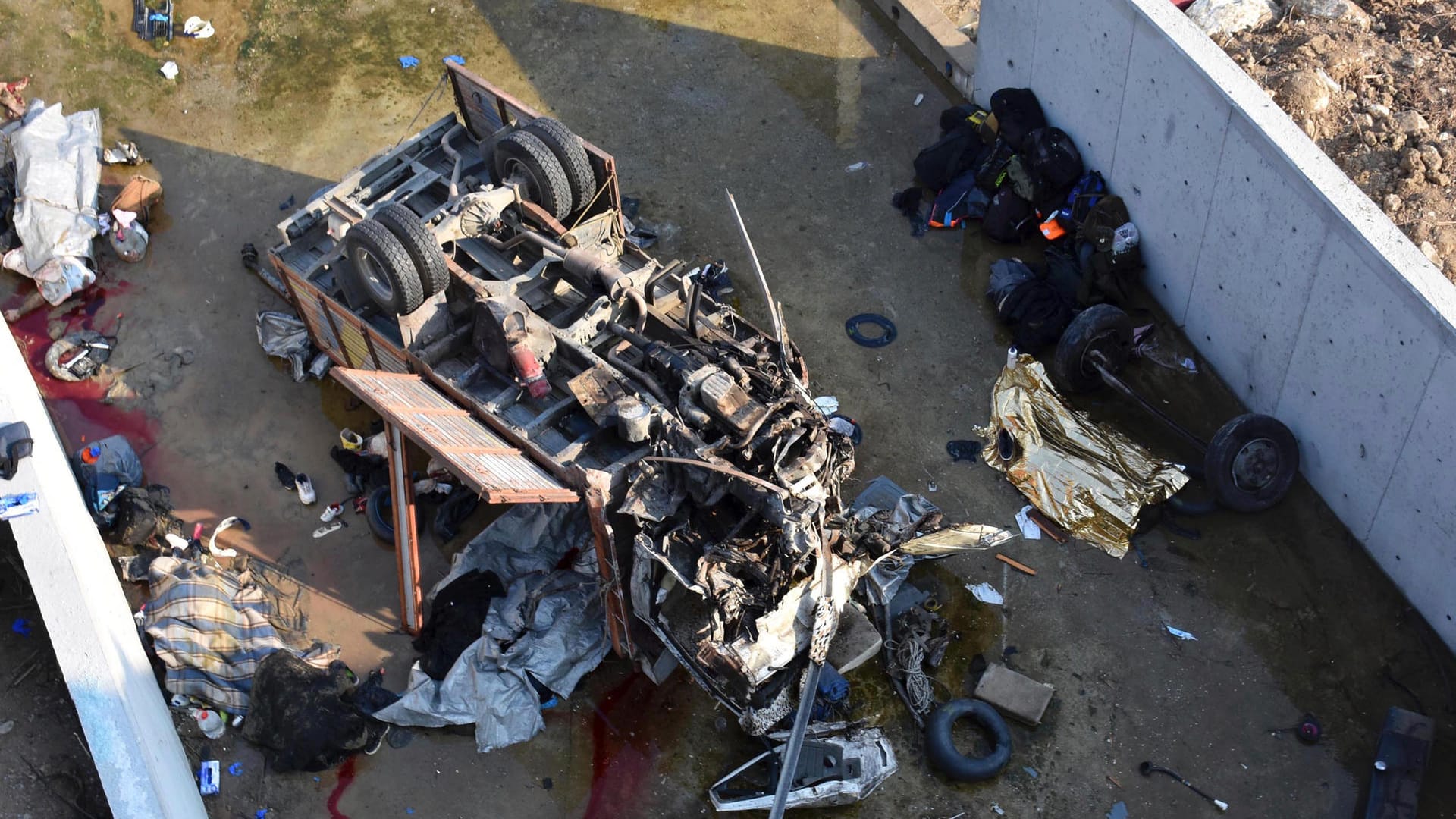 Blick auf das Wrack eines Lastwagens, der bei einem Unfall von einer Brücke in Izmir gestürzt ist: Dutzende Migranten sind bei LKW-Unfällen ums Leben gekommen.