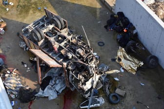 Blick auf das Wrack eines Lastwagens, der bei einem Unfall von einer Brücke in Izmir gestürzt ist: Dutzende Migranten sind bei LKW-Unfällen ums Leben gekommen.