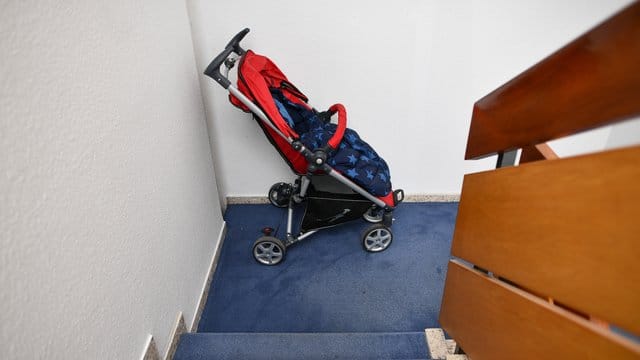 In einem engen Hausflur dürfen Mieter einen Kinderwagen nicht einfach abstellen.