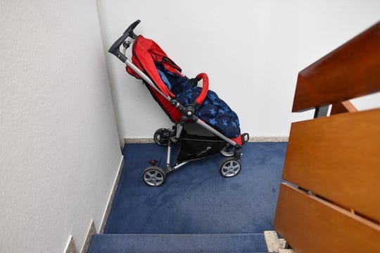 In einem engen Hausflur dürfen Mieter einen Kinderwagen nicht einfach abstellen.