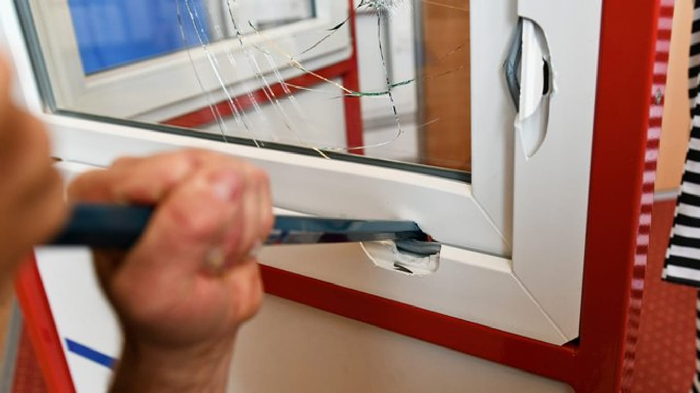 Aufhebeln mit der Brechstange: Viele Fenster lassen sich laut Experten mit einfachen Werkzeugen öffnen.