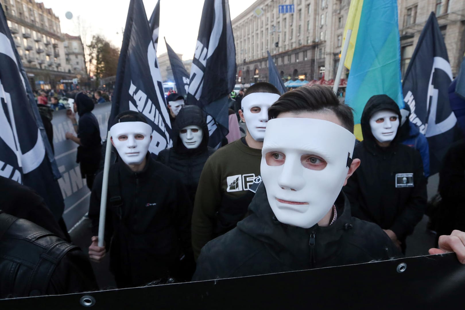 Teilnehmer der Demonstration gehen mit Masken und Fahnen durch die ukrainische Hauptstadt: Die Demonstranten haben an die Gründung der Ukrainischen Aufstandsarmee vor 76 Jahren erinnert.