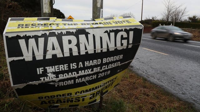 Das Bündnis "Grenz-Gemeinden gegen den Brexit" warnt vor einer möglichen Schließung der N53, einer Verbindungsstraße zwischen der Republik Irland und Nordirland. Das Bündnis "Grenz-Gemeinden gegen den Brexit" warnt vor einer möglichen Schließung der N53, einer Verbindungsstraße zwischen der Republik Irland und Nordirland.