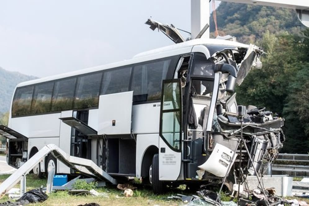 Der verunglückte deutsche Reisebus auf der Autobahn A2 im Schweizer Kanton Tessin.