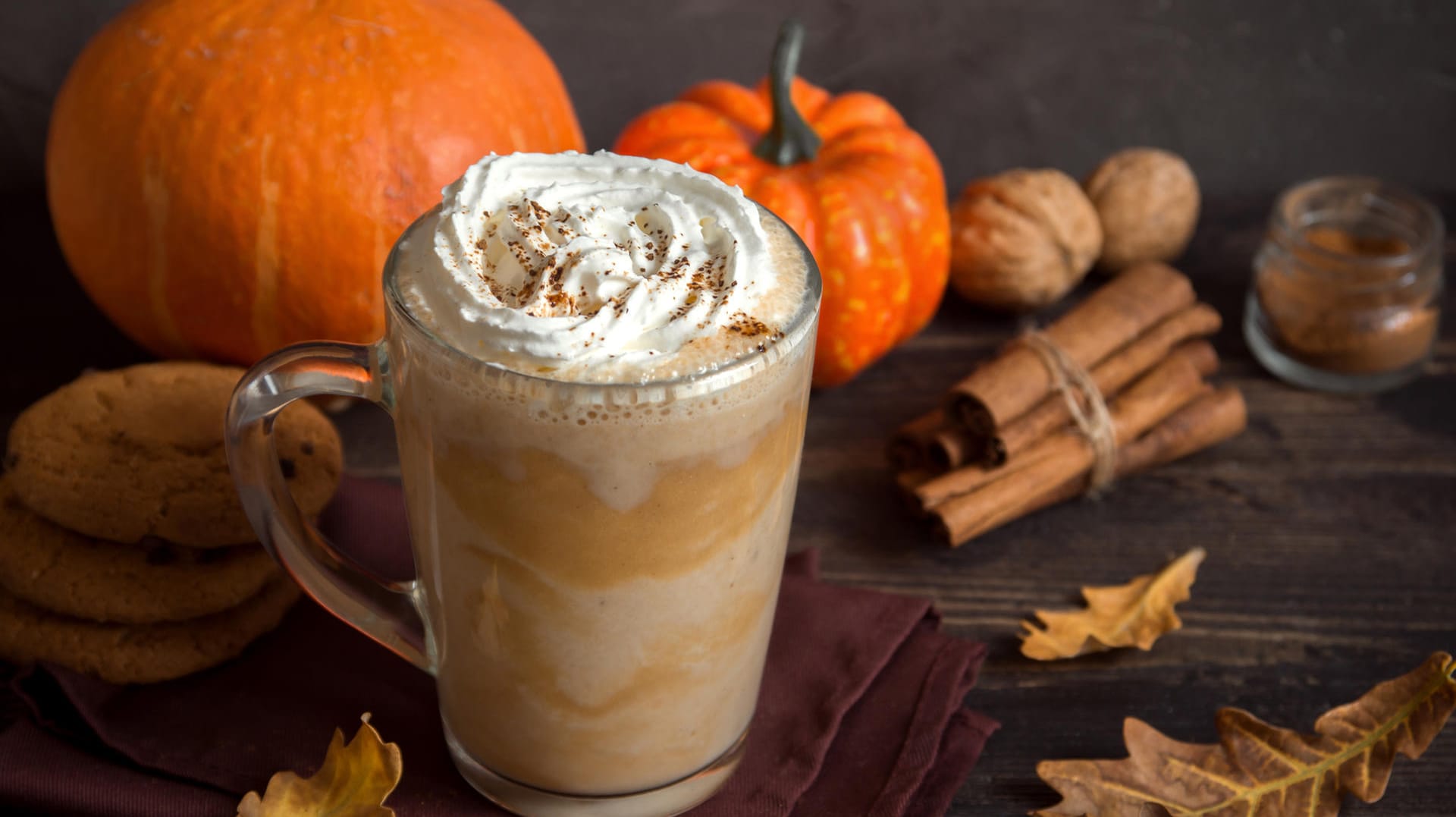 Pumpkin Spice Latte: Wer mag, gibt am Ende noch einen Klacks Schlagsahne obendrauf.