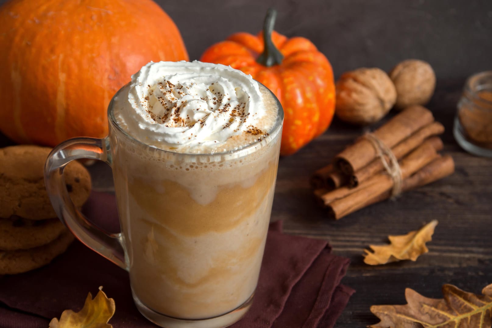 Pumpkin Spice Latte: Wer mag, gibt am Ende noch einen Klacks Schlagsahne obendrauf.