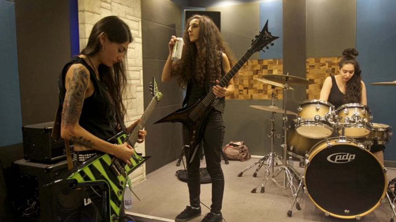 Sheryline Beshara (l-r), Lialas Mayassi und Drummerin Tatyana Boughaba von Slave to Sirens lieben Heavy Metal.