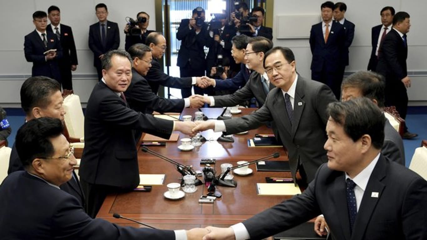 Vertreter Nord- und Südkoreas (r) kommen im Grenzort Panmunjom zusammen.