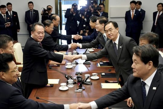 Vertreter Nord- und Südkoreas (r) kommen im Grenzort Panmunjom zusammen.