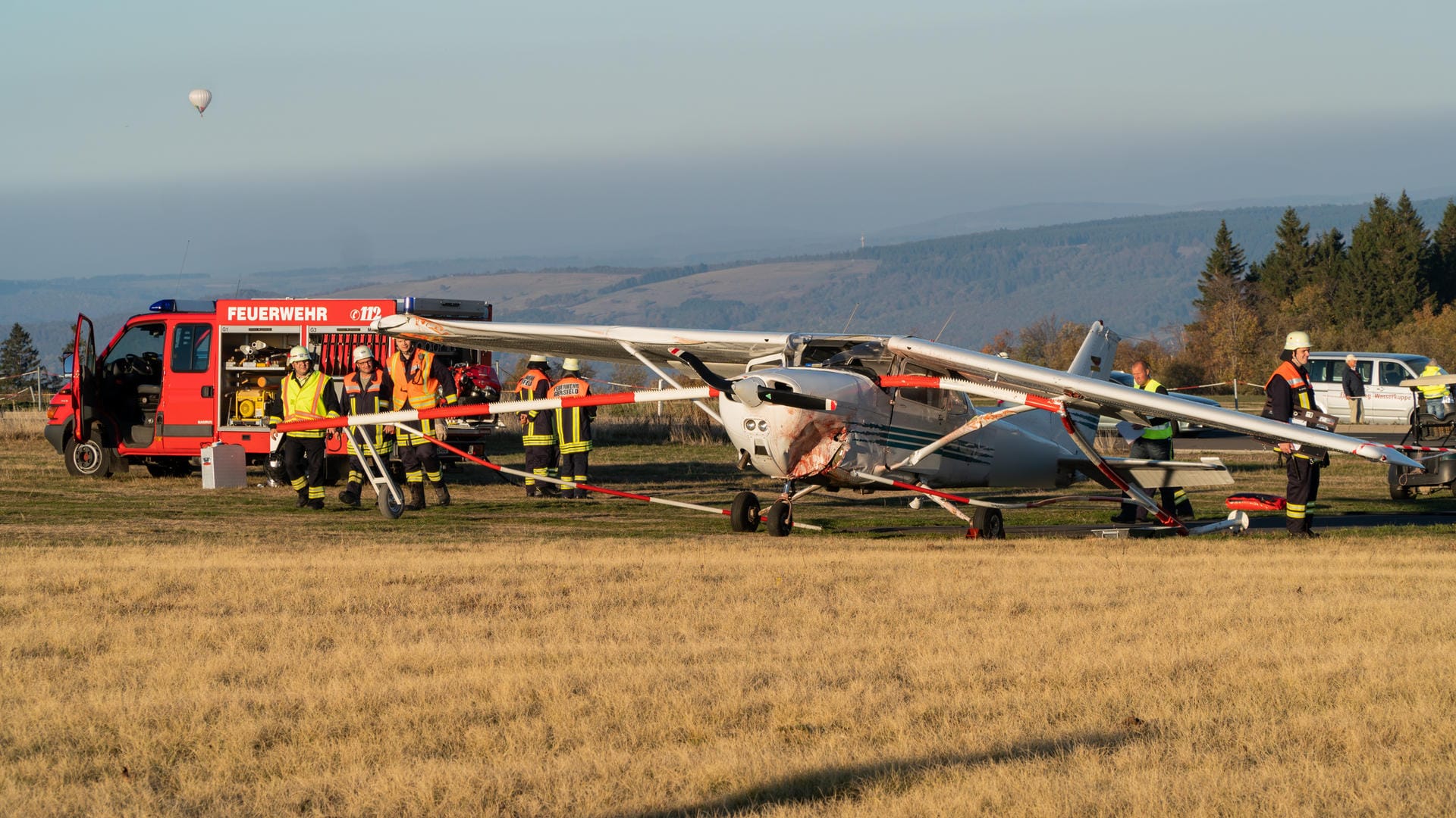 Feuerwehrkräfte stehen nach einem Flugzeugabsturz am Unfallort: Die Ursachen des Unglücks sollen durch Experten des Bundesamts für Fluguntersuchung zeitnah ermittelt werden. Feuerwehrkräfte stehen nach einem Flugzeugabsturz am Unfallort: Die Ursachen des Unglücks sollen durch Experten des Bundesamts für Fluguntersuchung zeitnah ermittelt werden.