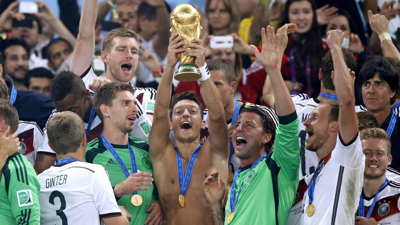 13.Juli 2014 in Rio de Janeiro: Mesut Özil stemmt den WM-Pokal in den brasilianischen Abendhimmel.